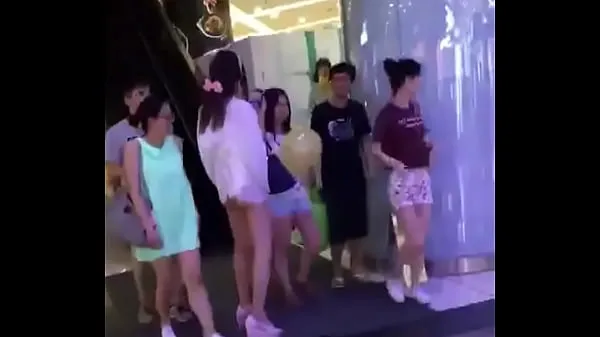 Bästa Asian Girl in China Taking out Tampon in Public filmerna totalt