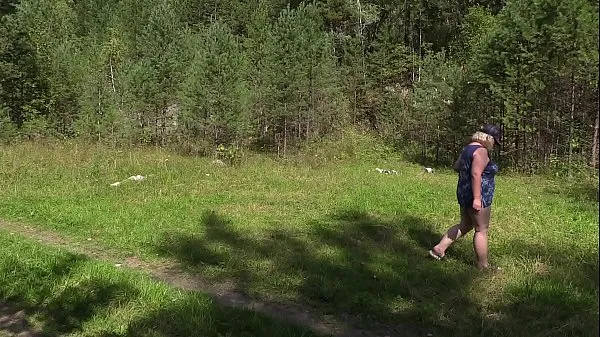 Bästa Voyeur in a public place caught a mature milf in the lens, who masturbates outdoors with a banana. Nudist with big tits, fat ass and hairy pussy filmerna totalt