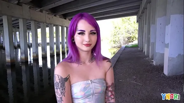 Mejores YNGR - Mujer joven punk de cabello púrpura tatuado caliente es golpeada películas totales