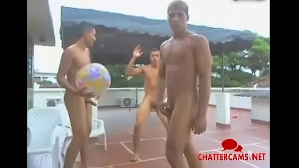 最佳Three Gay Brazilians Play Nude Rooftop Volleyball电影总数