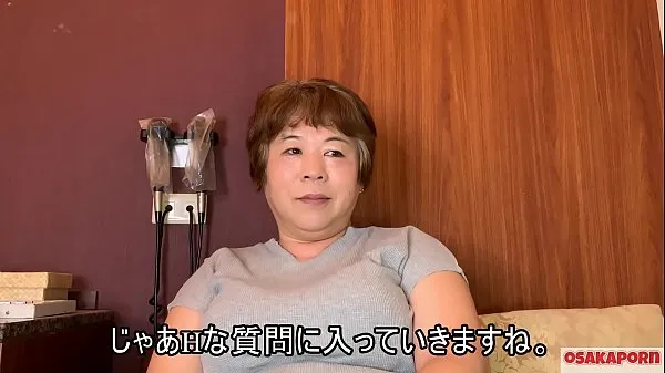 Une grosse maman japonaise de 57 ans aux gros seins parle dans une interview de son expérience de baise. Vieille dame asiatique montre son vieux corps sexy. coco1 Osakaporn