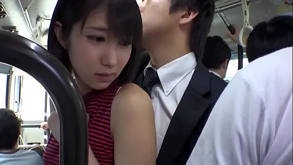 Une nana japonaise sexy en minijupe se fait baiser dans un bus public