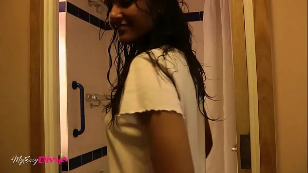 Beleza indiana pele escura tomando banho no banheiro