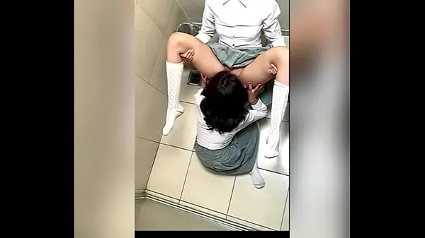 Duas Estudantes Lésbicas Latinas no banheiro da ESCOLA!! Sexo oral até gozar