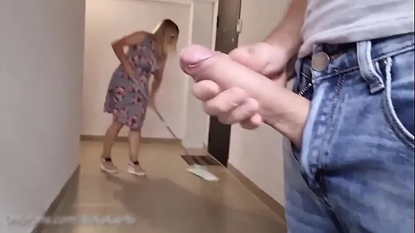 Un homme montre une bite à une belle fille inconnue