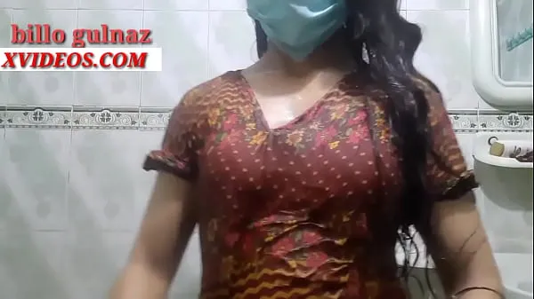 Индийская девушка принимает ванну в ванной