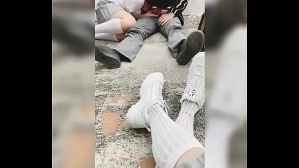 MEILLEURS AMIS Des étudiants salopes de l'école technique ont enregistré en train de sucer la bite d'un mec et de baiser à l'école! Écolière mexicaine amateur baise en public, étudiant