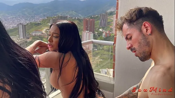 Yenifer Chacon und eine köstliche venezolanische Brünette mit großen Titten haben auf einem Balkon Hardcore-Sex mit ihrem Trainer