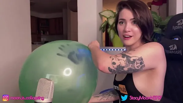 Inflando um grande balão verde