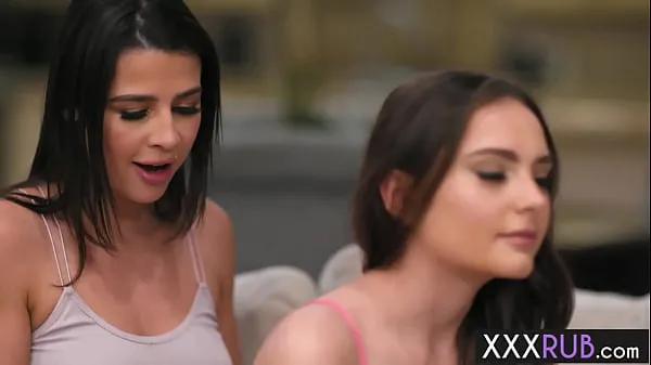 La joven lesbiana de tetas pequeñas Kylie Rocket sedujo a su amiga Aften Opal y la usó después de un masaje caliente