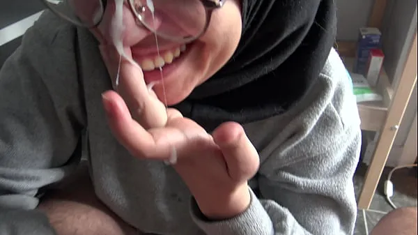 joven estudiante musulmana está sorprendida por la cantidad de semen